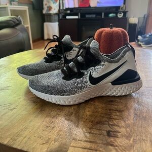 Women’s Nike Tennis Shoes - Size 7